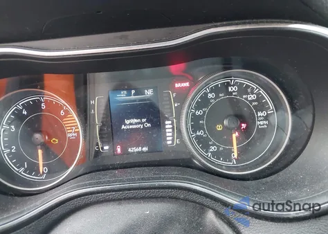 2019 Jeep Cherokee Latitude Plus 4X4 z USA, uszkodzony, nr VIN 1C4PJMLB0KD453448